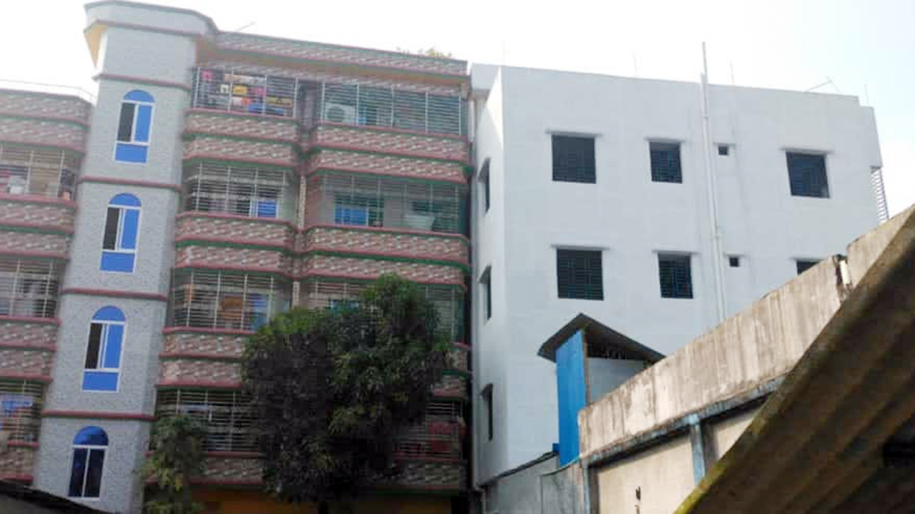 বরিশালে হেলে পড়েছে ৫ তলা ভবন, দুই মালিকের পাল্টাপাল্টি অভিযোগ